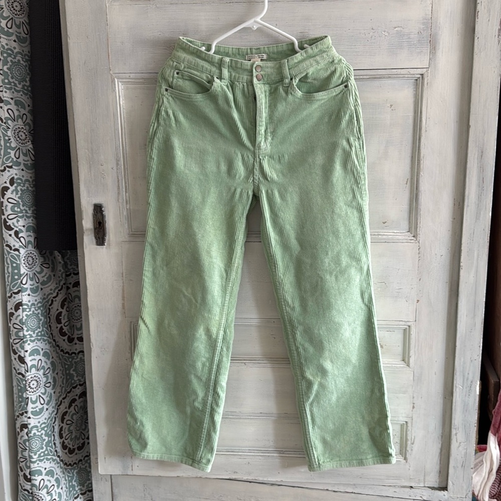 Billabong women’s size 28 light green corduroy.